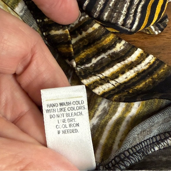 Cato 26/28W Black Gold Stripe Tunic Top w/ Crisscross Neck & Button Sleeves - Picture 8 of 9